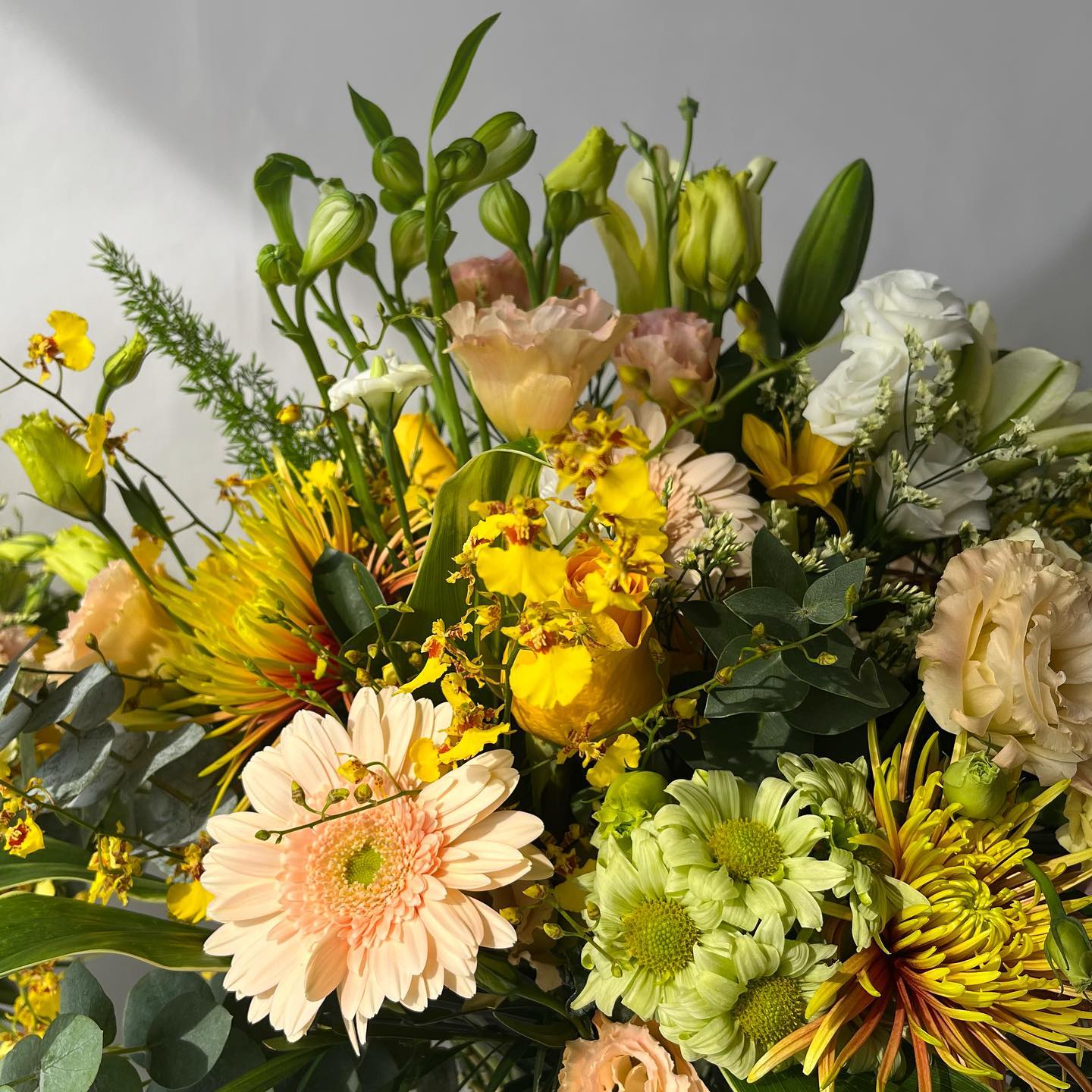 this bouquet captures the golden hues of autumn. It evokes the warmth of fall foliage and the crisp autumn air, creating a cozy and inviting ambiance perfect for any occasion